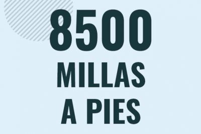 Profesor en pizarra explicando cuanto es 8500 millas en pies o como pasar de 8500 mi a ft