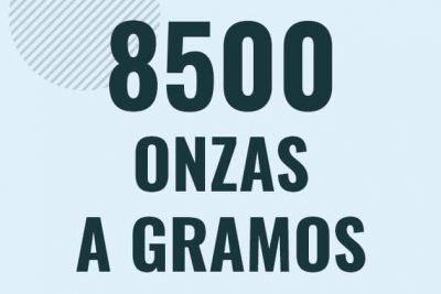 Profesor en pizarra explicando cuanto es 8500 onzas en gramos o como pasar de 8500 oz a g