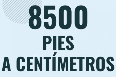 Profesor en pizarra explicando cuanto es 8500 pies en centimetros o como pasar de 8500 ft a cm