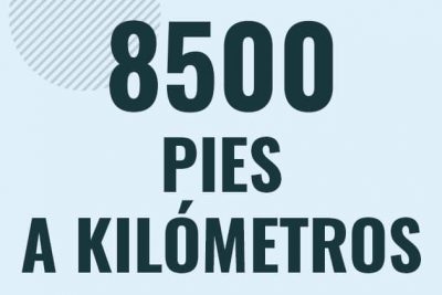 Profesor en pizarra explicando cuanto es 8500 pies en kilometros o como pasar de 8500 ft a km