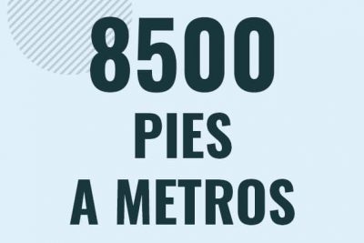 Profesor en pizarra explicando cuanto es 8500 pies en metros o como pasar de 8500 ft a m