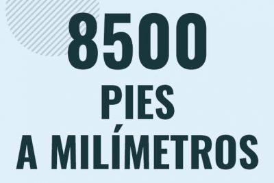 Profesor en pizarra explicando cuanto es 8500 pies en milimetros o como pasar de 8500 ft a mm