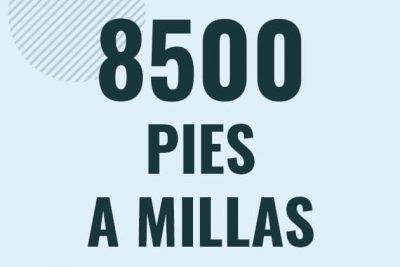 Profesor en pizarra explicando cuanto es 8500 pies en millas o como pasar de 8500 ft a mi
