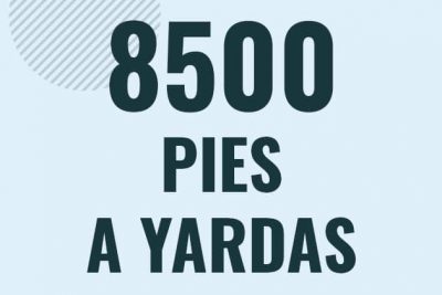 Profesor en pizarra explicando cuanto es 8500 pies en yardas o como pasar de 8500 ft a yd