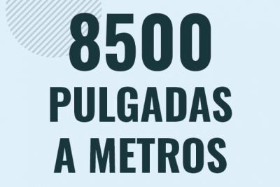Profesor en pizarra explicando cuanto es 8500 pulgadas en metros o como pasar de 8500 in a m