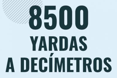 Profesor en pizarra explicando cuanto es 8500 yardas en decimetros o como pasar de 8500 yd a dm