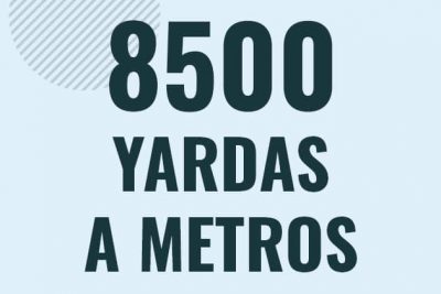 Profesor en pizarra explicando cuanto es 8500 yardas en metros o como pasar de 8500 yd a m
