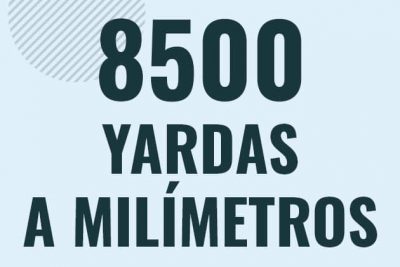 Profesor en pizarra explicando cuanto es 8500 yardas en milimetros o como pasar de 8500 yd a mm