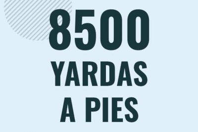 Profesor en pizarra explicando cuanto es 8500 yardas en pies o como pasar de 8500 yd a ft