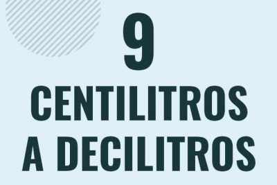 Profesor en pizarra explicando cuanto es 9 centilitros en decilitros o como pasar de 9 cl a dl