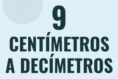 Profesor en pizarra explicando cuanto es 9 centimetros en decimetros o como pasar de 9 cm a dm
