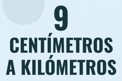 Profesor en pizarra explicando cuanto es 9 centimetros en kilometros o como pasar de 9 cm a km