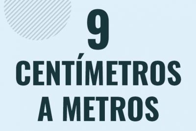 Profesor en pizarra explicando cuanto es 9 centimetros en metros o como pasar de 9 cm a m