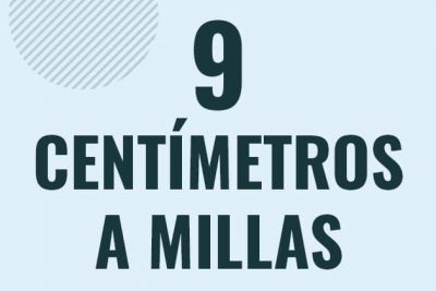 Profesor en pizarra explicando cuanto es 9 centimetros en millas o como pasar de 9 cm a mi