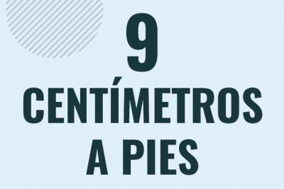 Profesor en pizarra explicando cuanto es 9 centimetros en pies o como pasar de 9 cm a ft