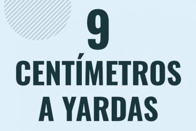 Profesor en pizarra explicando cuanto es 9 centimetros en yardas o como pasar de 9 cm a yd