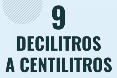 Profesor en pizarra explicando cuanto es 9 decilitros en centilitros o como pasar de 9 dl a cl