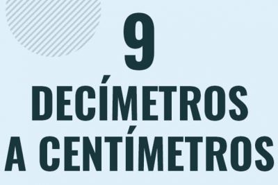 Profesor en pizarra explicando cuanto es 9 decimetros en centimetros o como pasar de 9 dm a cm