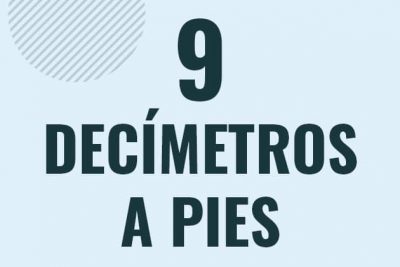 Profesor en pizarra explicando cuanto es 9 decimetros en pies o como pasar de 9 dm a ft