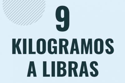 Profesor en pizarra explicando cuanto es 9 kilogramos en libras o como pasar de 9 kg a lb