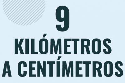 Profesor en pizarra explicando cuanto es 9 kilometros en centimetros o como pasar de 9 km a cm