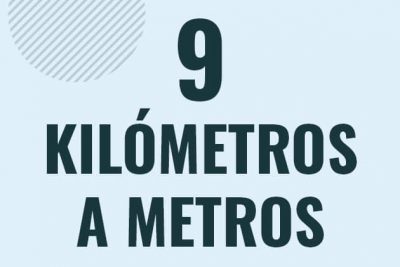Profesor en pizarra explicando cuanto es 9 kilometros en metros o como pasar de 9 km a m