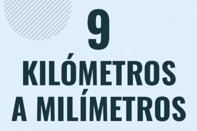 Profesor en pizarra explicando cuanto es 9 kilometros en milimetros o como pasar de 9 km a mm