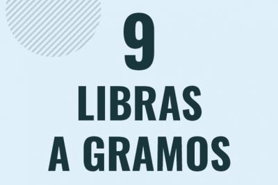 Profesor en pizarra explicando cuanto es 9 libras en gramos o como pasar de 9 lb a g