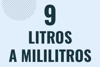 Profesor en pizarra explicando cuanto es 9 litros en mililitros o como pasar de 9 l a ml