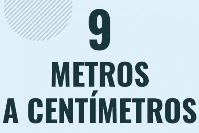Profesor en pizarra explicando cuanto es 9 metros en centimetros o como pasar de 9 m a cm