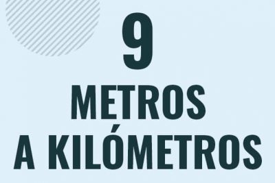 Profesor en pizarra explicando cuanto es 9 metros en kilometros o como pasar de 9 m a km