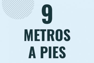 Profesor en pizarra explicando cuanto es 9 metros en pies o como pasar de 9 m a ft