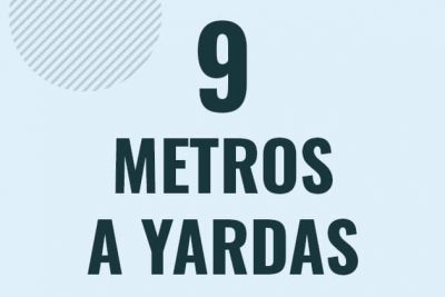 Profesor en pizarra explicando cuanto es 9 metros en yardas o como pasar de 9 m a yd