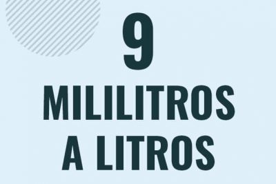 Profesor en pizarra explicando cuanto es 9 mililitros en litros o como pasar de 9 ml a l