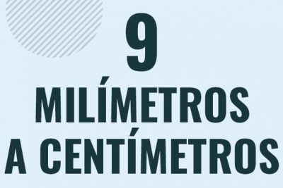 Profesor en pizarra explicando cuanto es 9 milimetros en centimetros o como pasar de 9 mm a cm