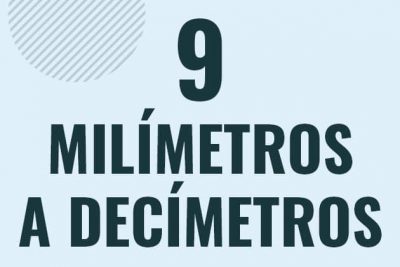 Profesor en pizarra explicando cuanto es 9 milimetros en decimetros o como pasar de 9 mm a dm