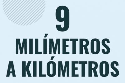 Profesor en pizarra explicando cuanto es 9 milimetros en kilometros o como pasar de 9 mm a km