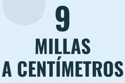Profesor en pizarra explicando cuanto es 9 millas en centimetros o como pasar de 9 mi a cm