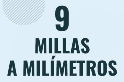 Profesor en pizarra explicando cuanto es 9 millas en milimetros o como pasar de 9 mi a mm