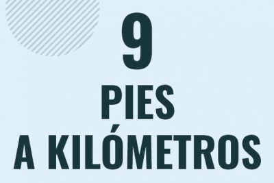 Profesor en pizarra explicando cuanto es 9 pies en kilometros o como pasar de 9 ft a km