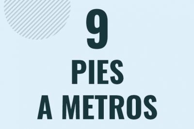 Profesor en pizarra explicando cuanto es 9 pies en metros o como pasar de 9 ft a m