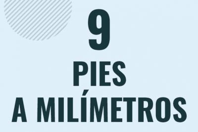 Profesor en pizarra explicando cuanto es 9 pies en milimetros o como pasar de 9 ft a mm