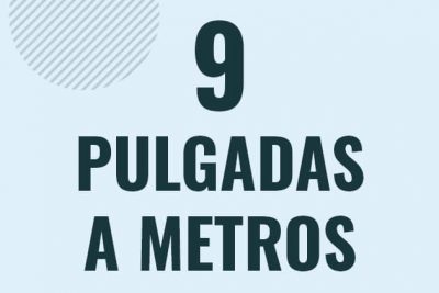 Profesor en pizarra explicando cuanto es 9 pulgadas en metros o como pasar de 9 in a m