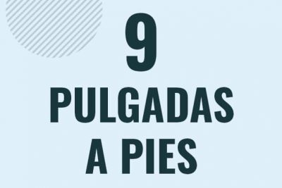 Profesor en pizarra explicando cuanto es 9 pulgadas en pies o como pasar de 9 in a ft
