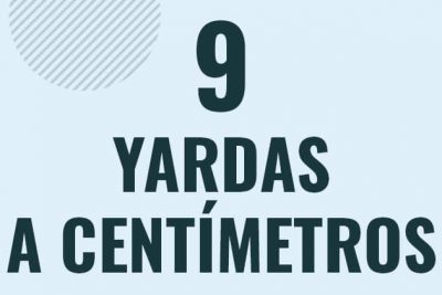 Profesor en pizarra explicando cuanto es 9 yardas en centimetros o como pasar de 9 yd a cm