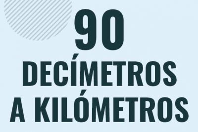 Profesor en pizarra explicando cuanto es 90 decimetros en kilometros o como pasar de 90 dm a km