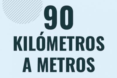 Profesor en pizarra explicando cuanto es 90 kilometros en metros o como pasar de 90 km a m