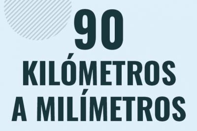 Profesor en pizarra explicando cuanto es 90 kilometros en milimetros o como pasar de 90 km a mm
