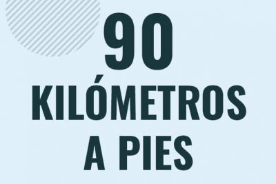 Profesor en pizarra explicando cuanto es 90 kilometros en pies o como pasar de 90 km a ft