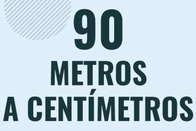 Profesor en pizarra explicando cuanto es 90 metros en centimetros o como pasar de 90 m a cm